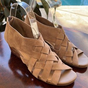 Bella Vita Leather suede uppers  shoes SIZE 7M wedge heel
